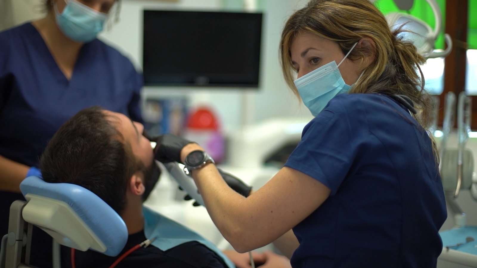 Paciente recibiendo tratamiento en la clínica dental Dra. Bada Pardo de Pozuelo de Alarcón