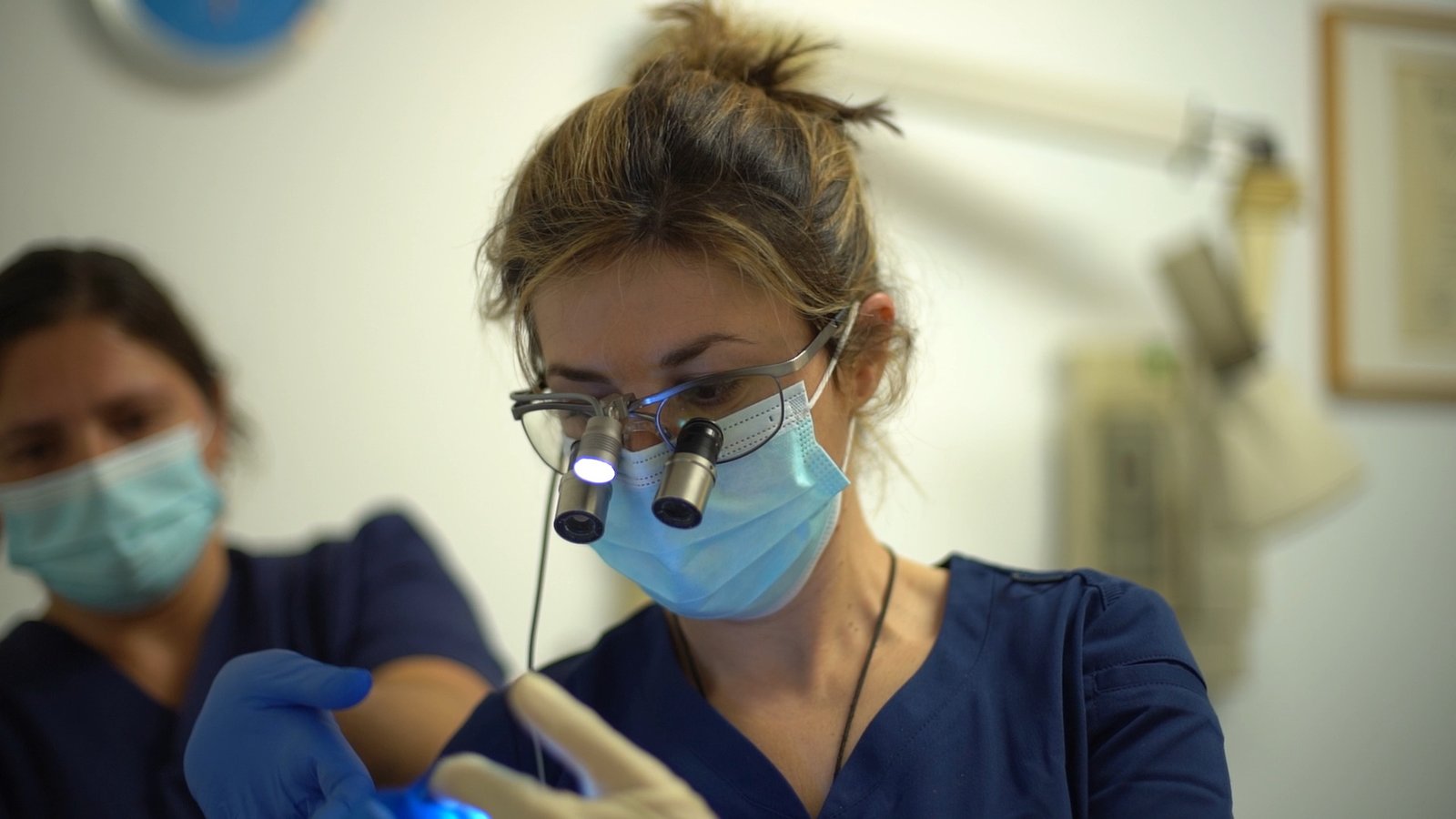 La Dra. Vanesa Fernández Bada durante un tratamiento con lupas de aumento en su clínica dental de Pozuelo de Alarcón