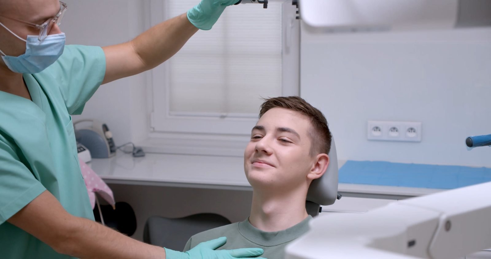 Paciente en el sillón durante una revisión en el Centro Dental Dra. Bada Pardo