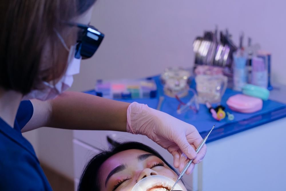 Revisión de las encías con instrumental de periodoncia