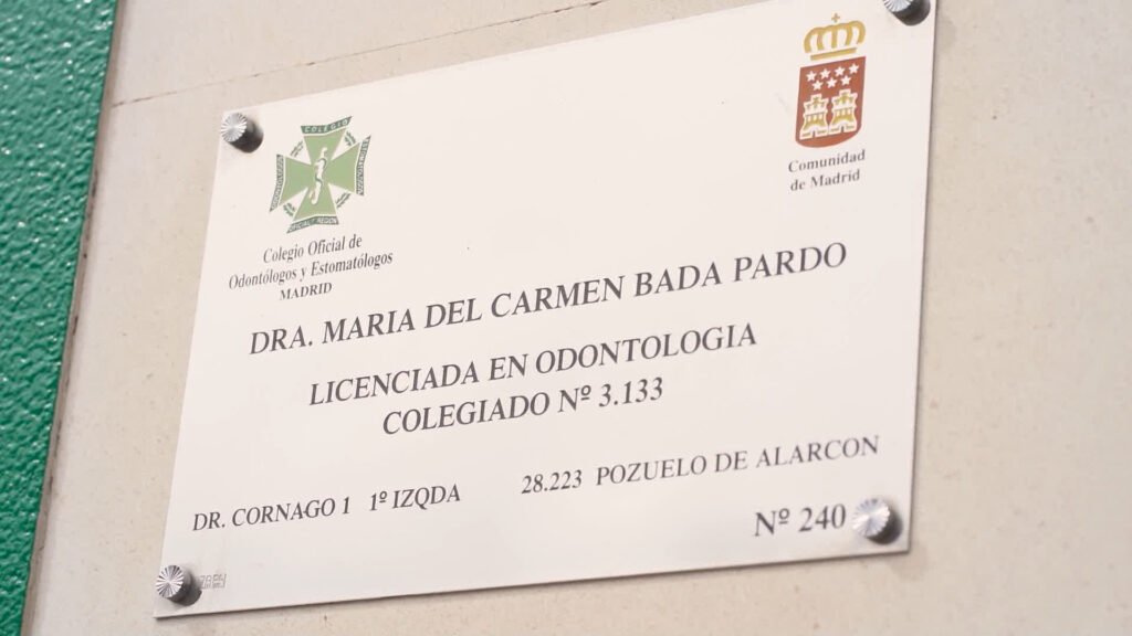 Placa de colegiada de la Dra. María del Carmen Bada Pardo en la clínica de Pozuelo de Alarcón
