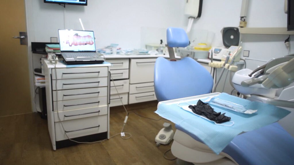 Sillón dental preparado para la consulta en el Centro Dental Dra. Bada Pardo