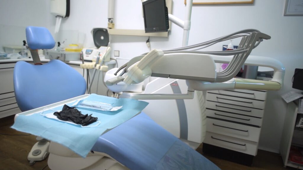 Sillón dental con el instrumental preparado en la clínica de Pozuelo de Alarcón