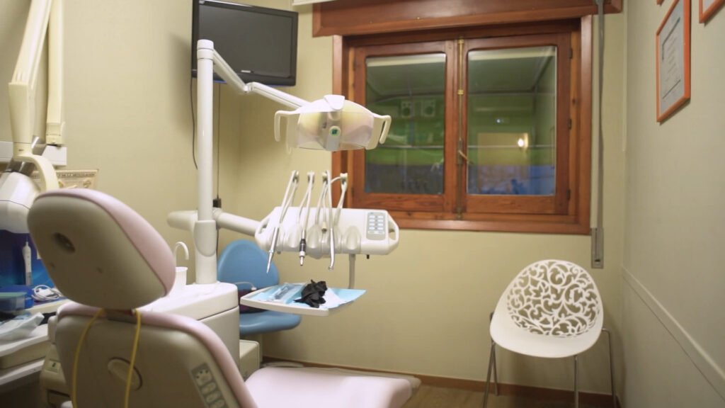 Gabinete dental con luz natural en la clínica de Pozuelo de Alarcón