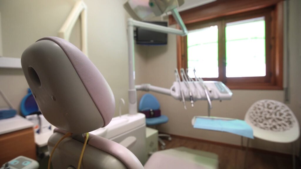 Sillón dental con la bandeja de instrumental preparada antes de la consulta