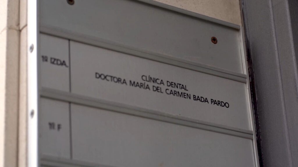 Rótulo de la Clínica Dental Doctora María del Carmen Bada Pardo en Pozuelo de Alarcón