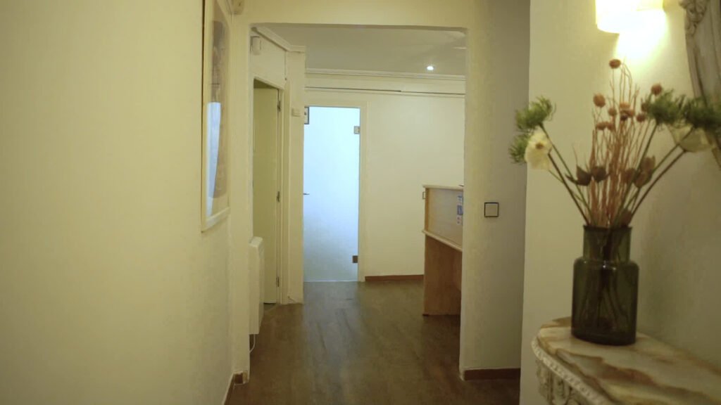 Pasillo interior del Centro Dental Dra. Bada Pardo en Pozuelo de Alarcón