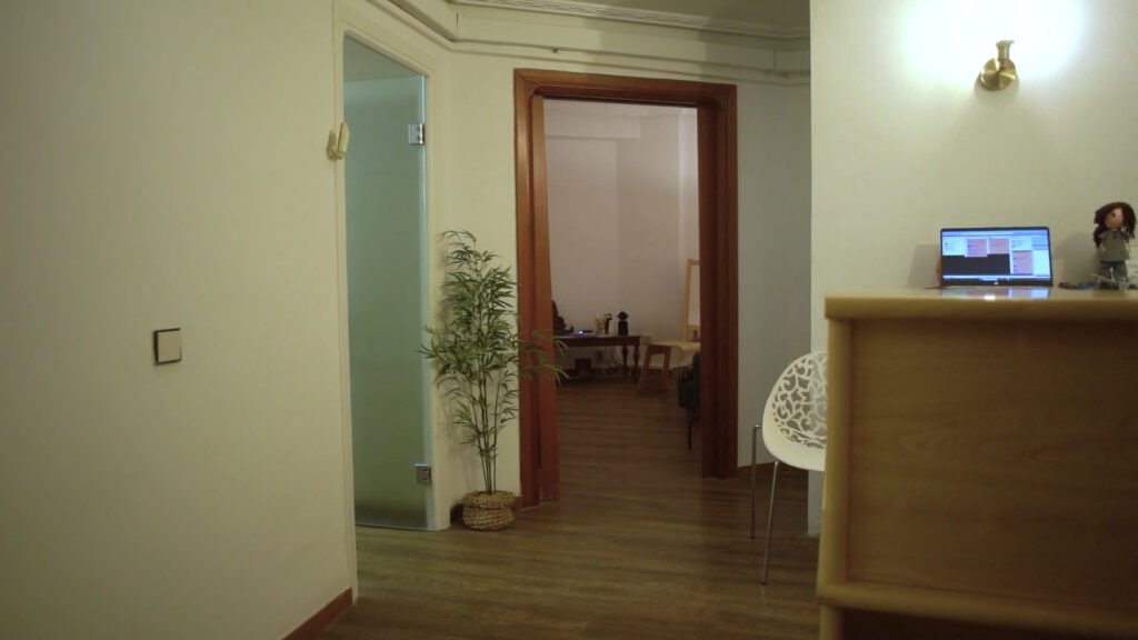 Acceso a la sala de espera del Centro Dental Dra. Bada Pardo