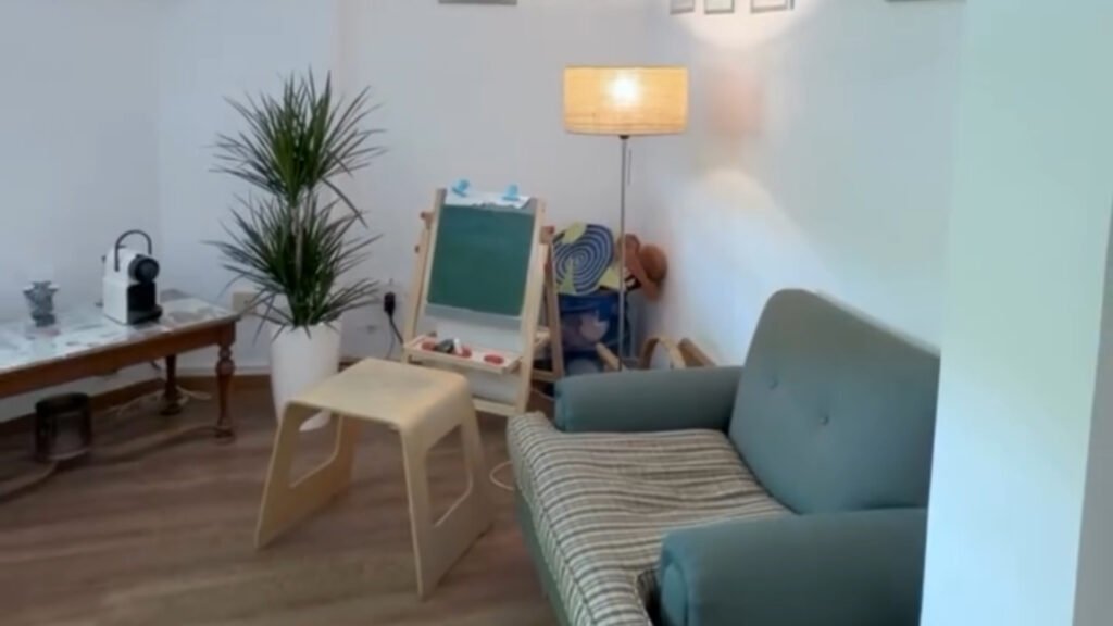 Zona de espera con rincón infantil y titulaciones del Centro Dental Dra. Bada Pardo