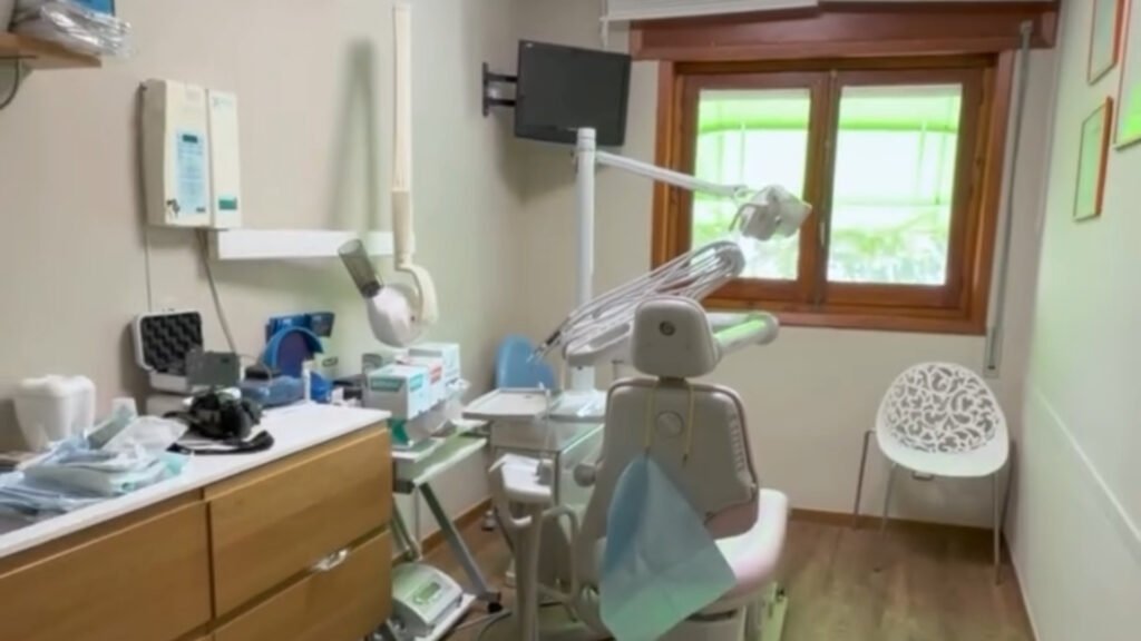 Profesional trabajando en el gabinete del Centro Dental Dra. Bada Pardo