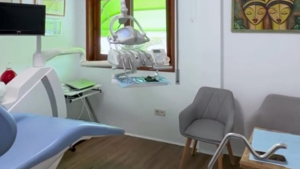 Gabinete dental con ventana del Centro Dental Dra. Bada Pardo en Pozuelo de Alarcón
