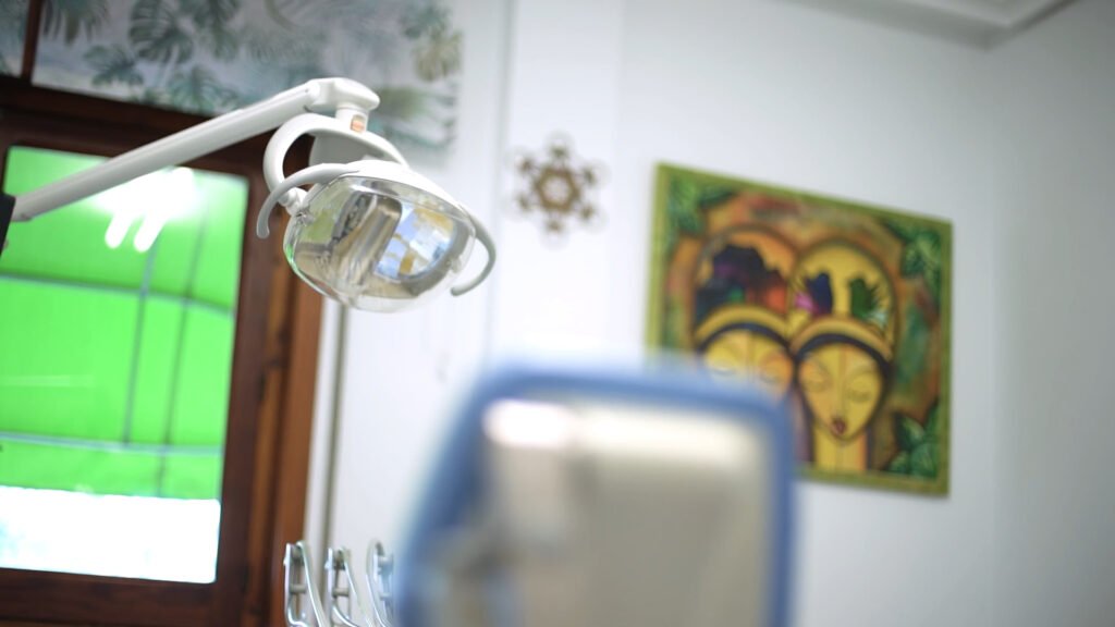 Gabinete dental con lámpara de tratamiento en la clínica de Pozuelo de Alarcón