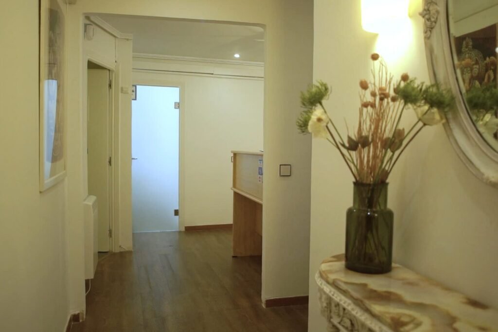 Entrada del Centro Dental Dra. Bada Pardo en la calle Doctor Cornago de Pozuelo de Alarcón