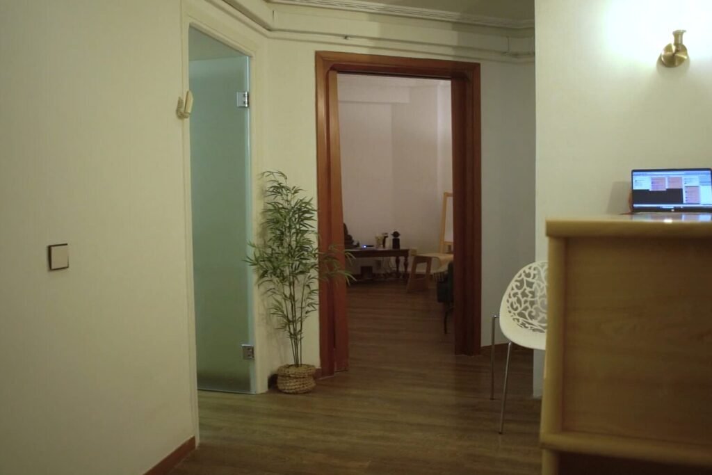 Recepción y pasillo del Centro Dental Dra. Bada Pardo en Pozuelo de Alarcón