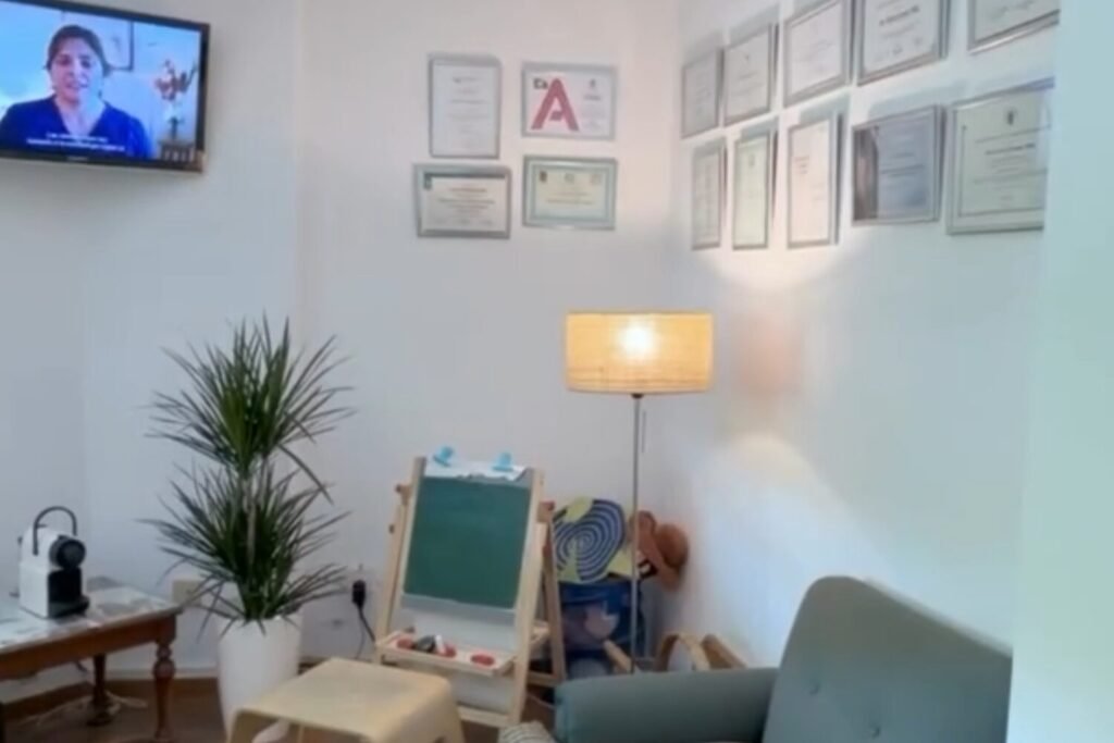 Zona de espera con rincón infantil y titulaciones del Centro Dental Dra. Bada Pardo
